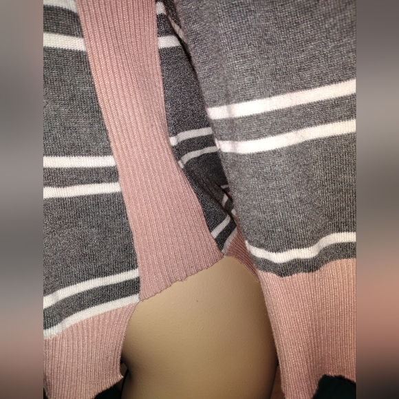 Hippie Rose V-neck Sweater- junior medium - Picture 7 of 9